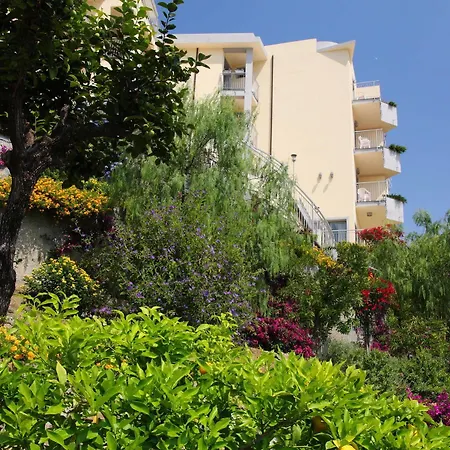 梅特罗波尔酒店 4*